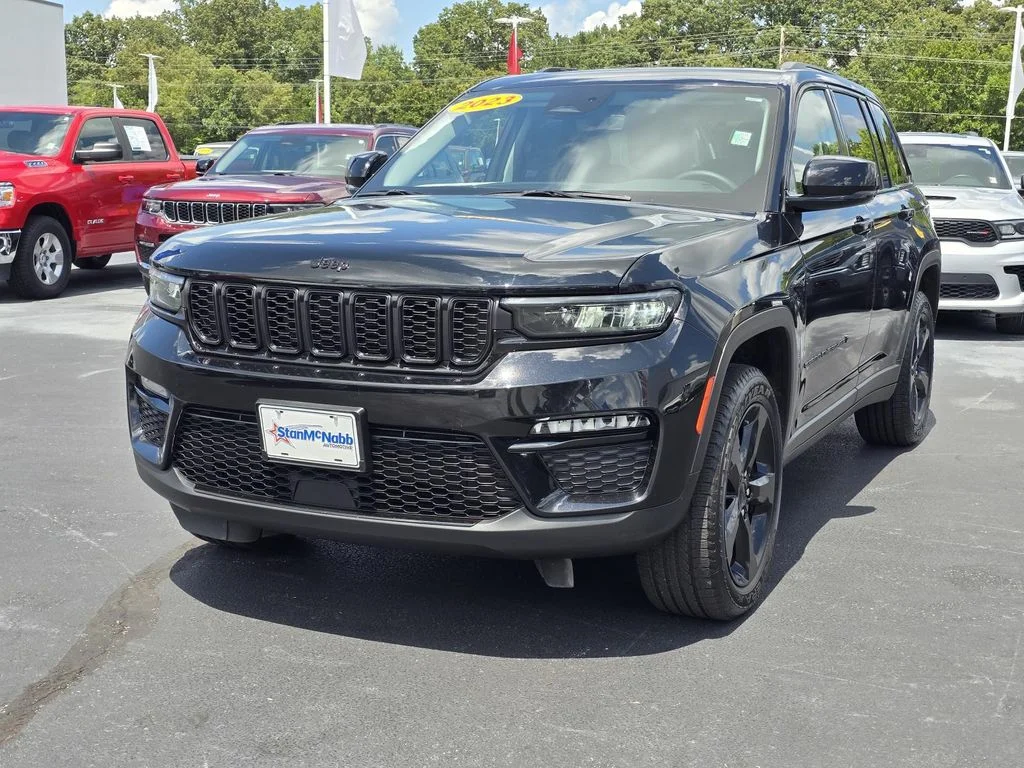 Used 2023 Diamond Black Crystal Pearlcoat Jeep Limited image 3