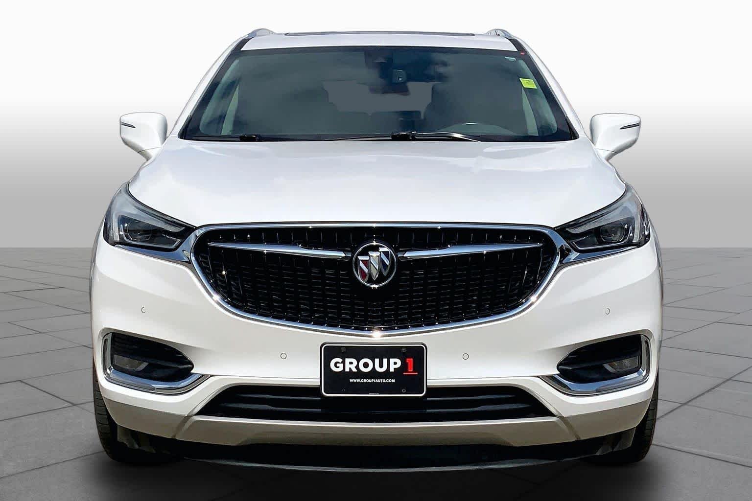 Used 2018 White Frost Tricoat Buick Premium image 4