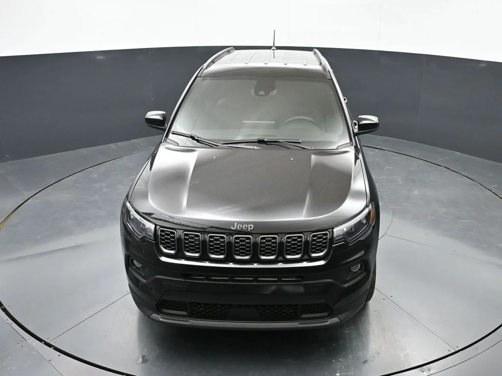New 2026 Diamond Black Crystal Pearl-Coat Exterior Paint Jeep Latitude image 37