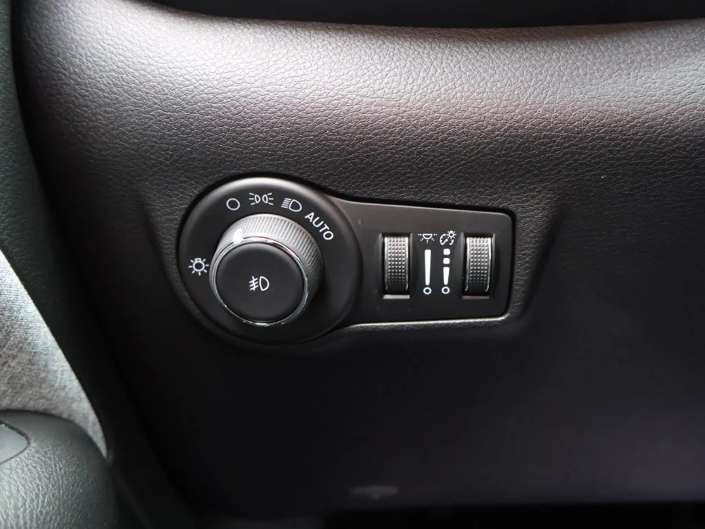 Used 2024 Gray Jeep Latitude Lux image 30