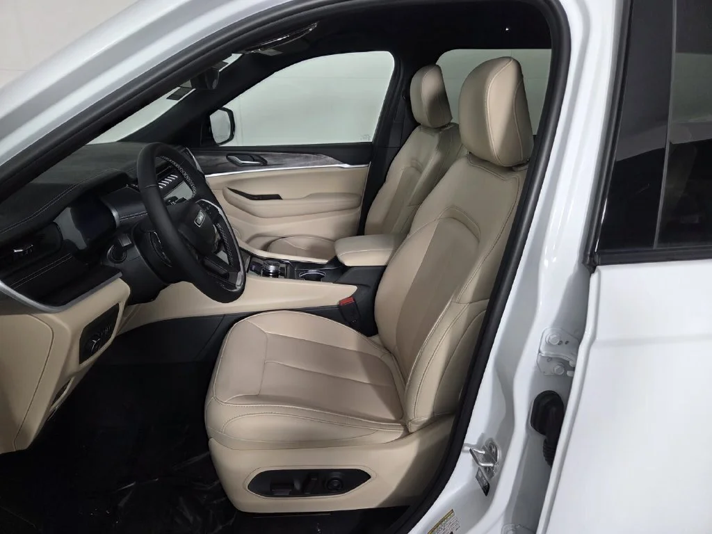 New 2026 Bright White Clear-Coat Exterior Paint Jeep Limited image 9
