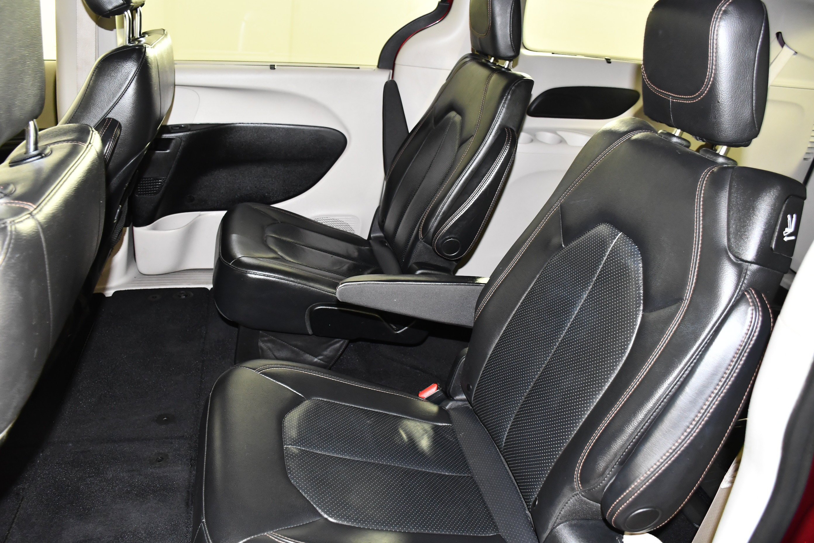Used 2019 Velvet Red Pearlcoat Chrysler Touring L image 44