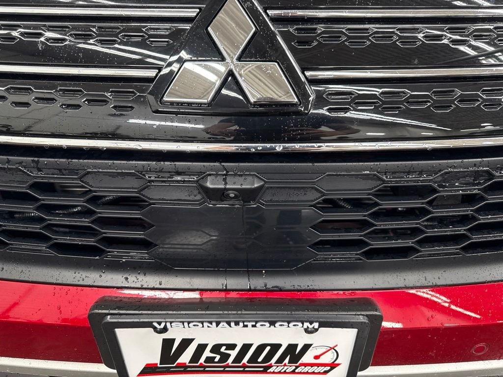 Used 2024 Red Mitsubishi  image 13