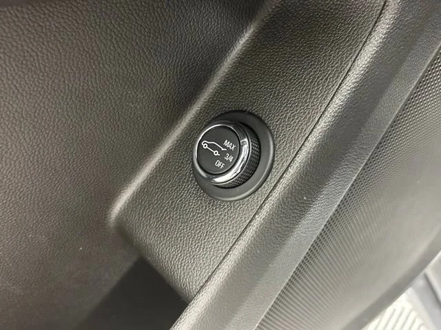 Used 2018 SUMMIT WHITE Chevrolet LT Cloth image 22