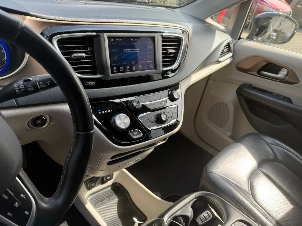 Used 2018  Chrysler Touring L image 9