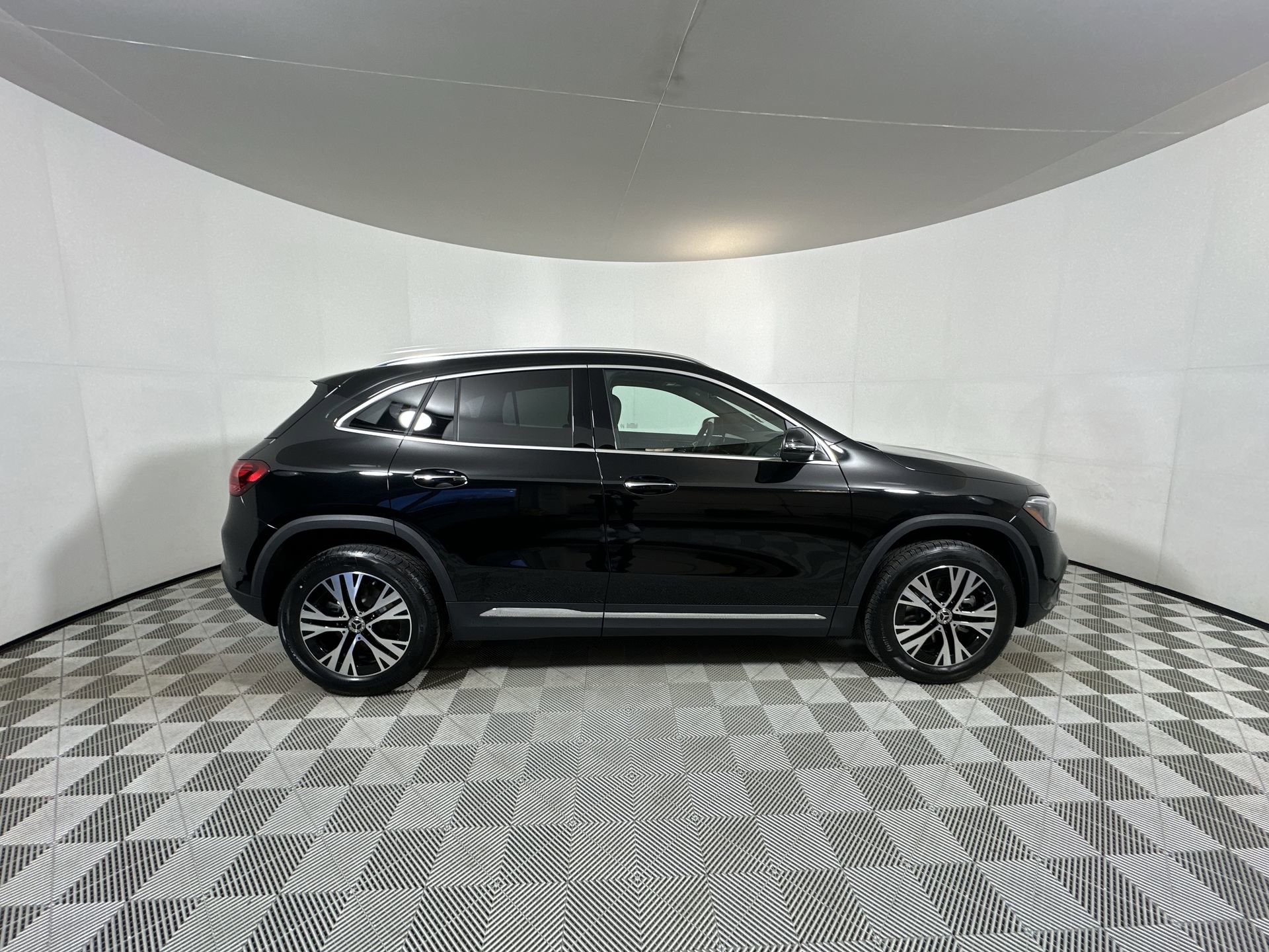 Used 2025 COSMOS BLACK METALLIC Mercedes-Benz GLA 250 image 9