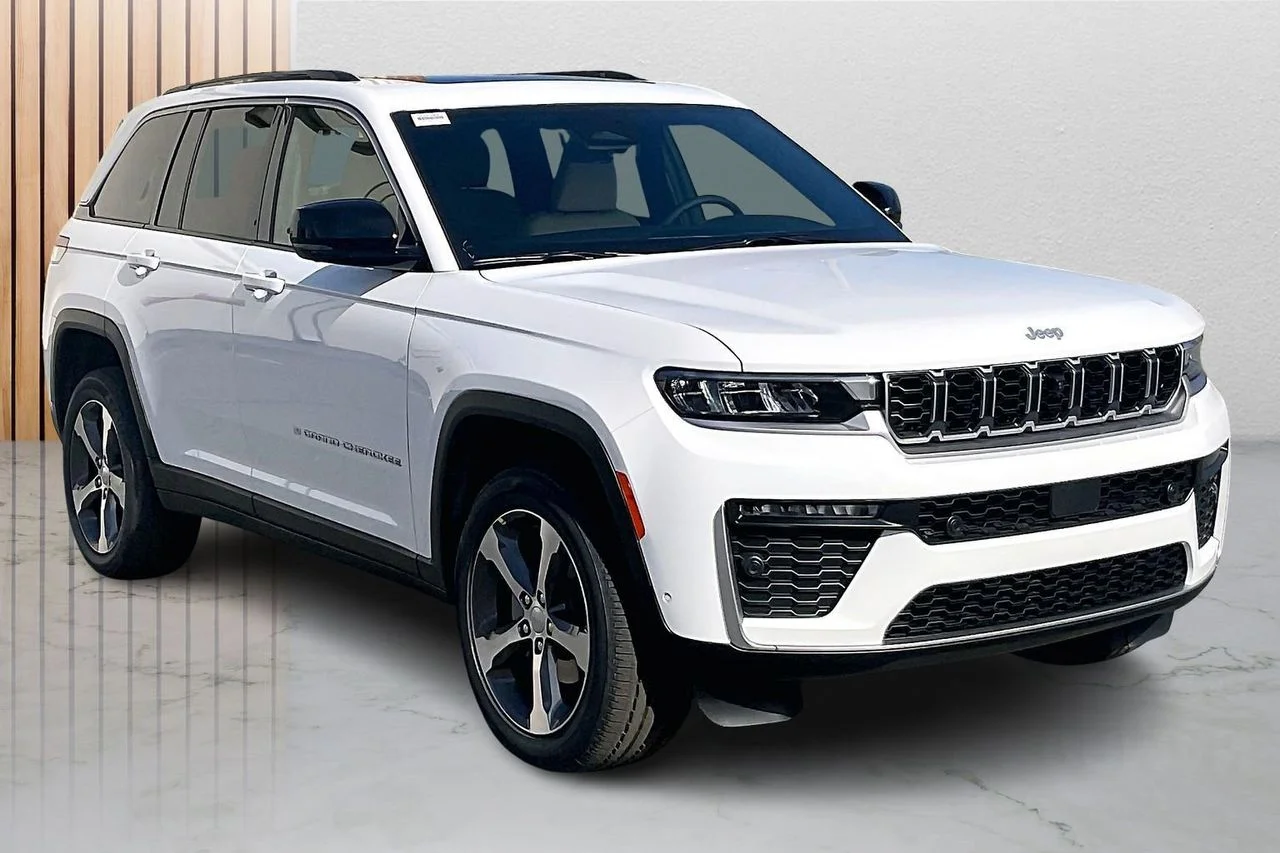 New 2026 Bright White Clear-Coat Exterior Paint Jeep Limited image 2