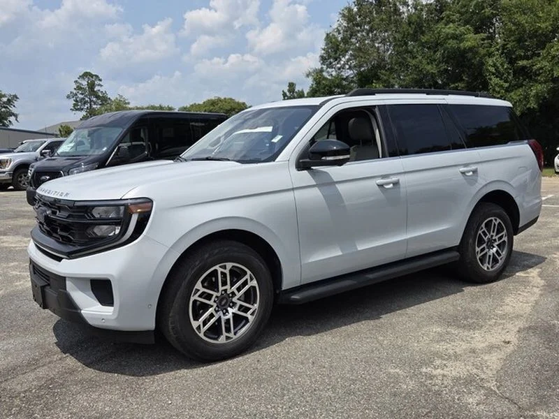 Used 2025 Space Silver Ford Active image 4