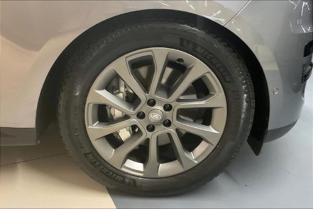 Used 2024 Eiger Grey Metallic Land Rover SE image 8