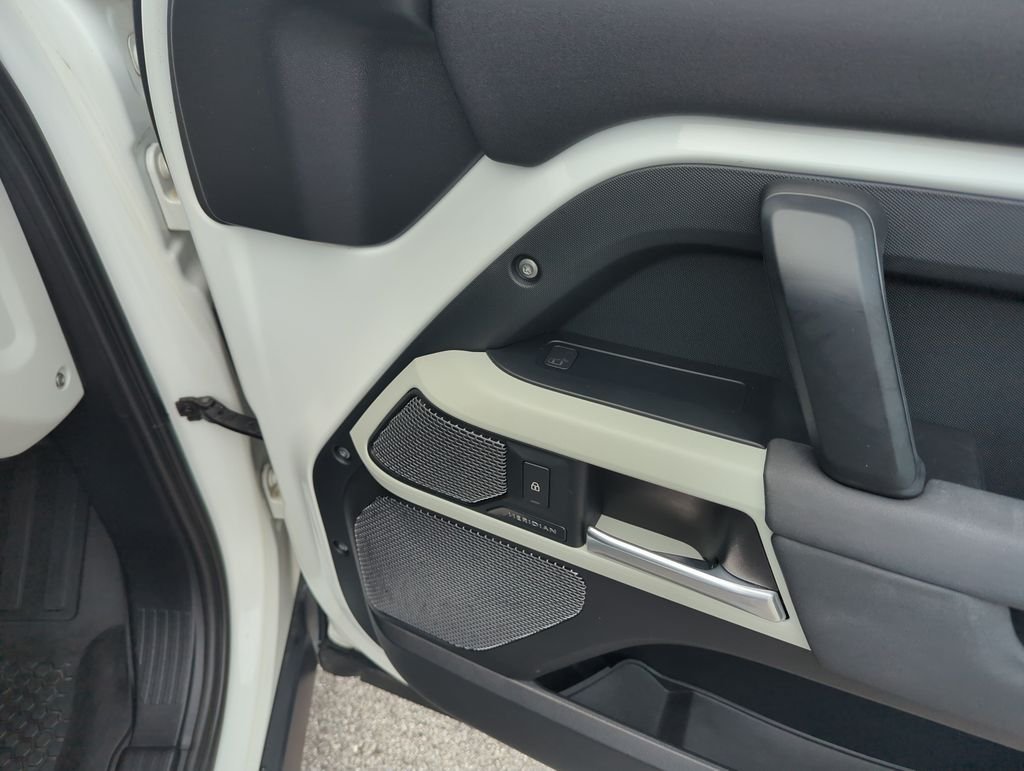 Used 2022  Land Rover S image 32