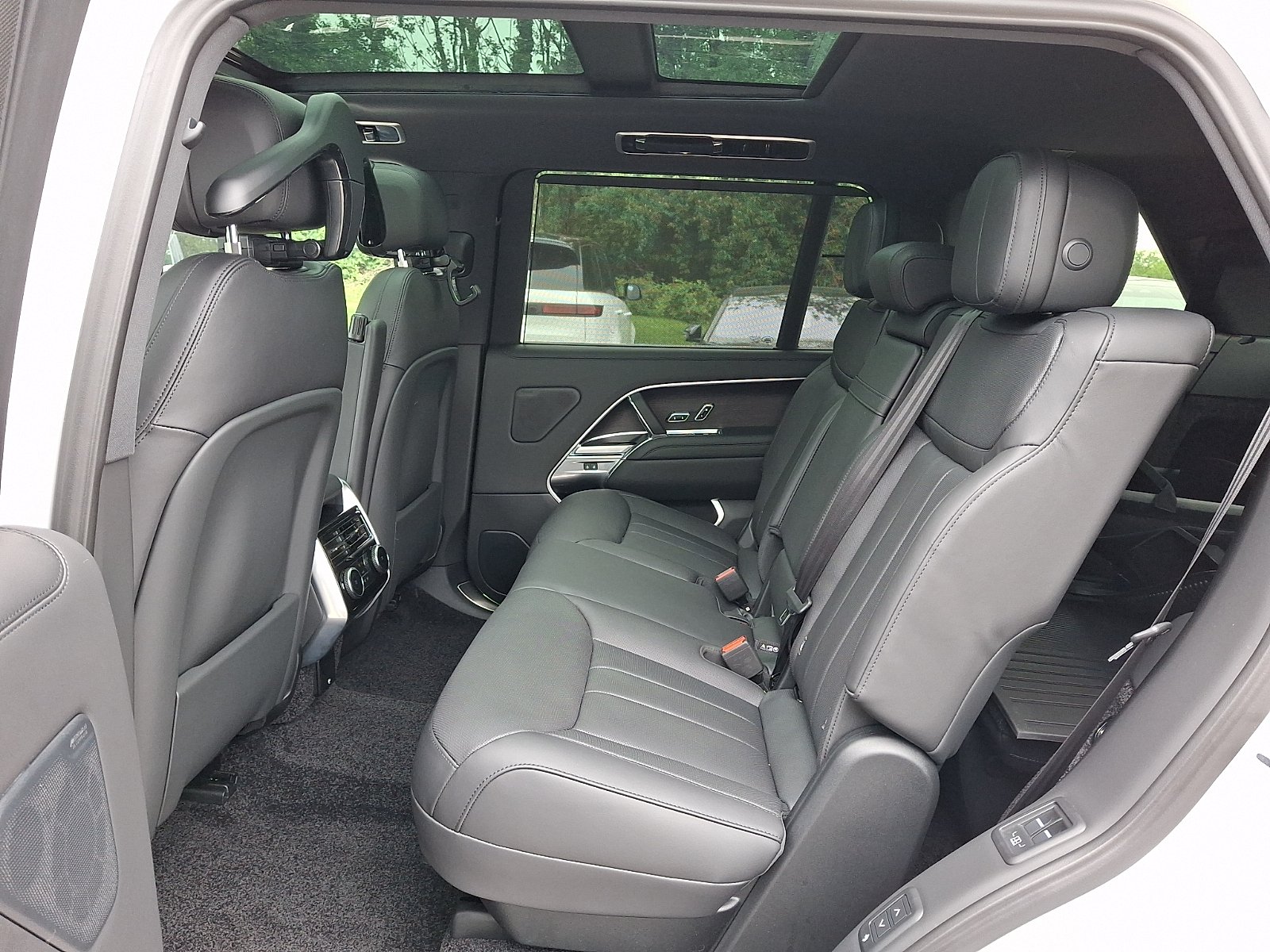 New 2026 Fuji White Land Rover P400 SE 7 Seat image 5