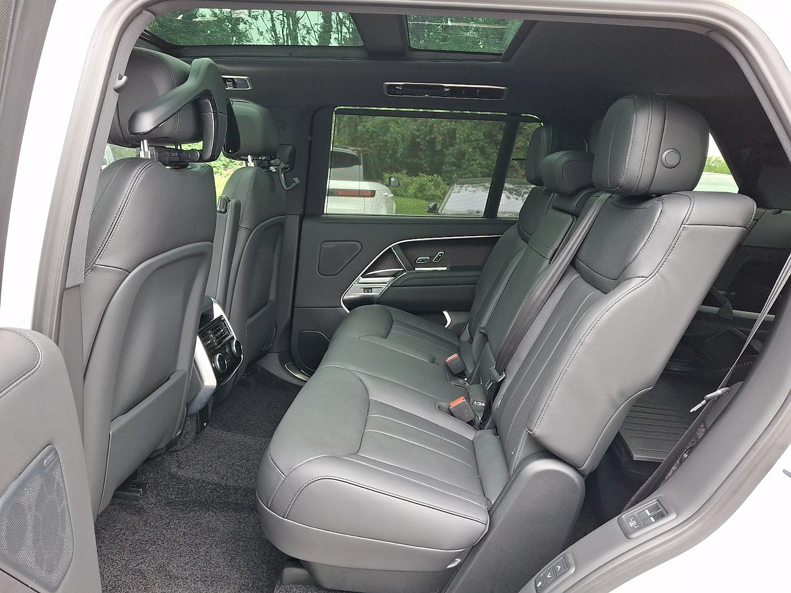 New 2026 Fuji White Land Rover P400 SE 7 Seat image 5