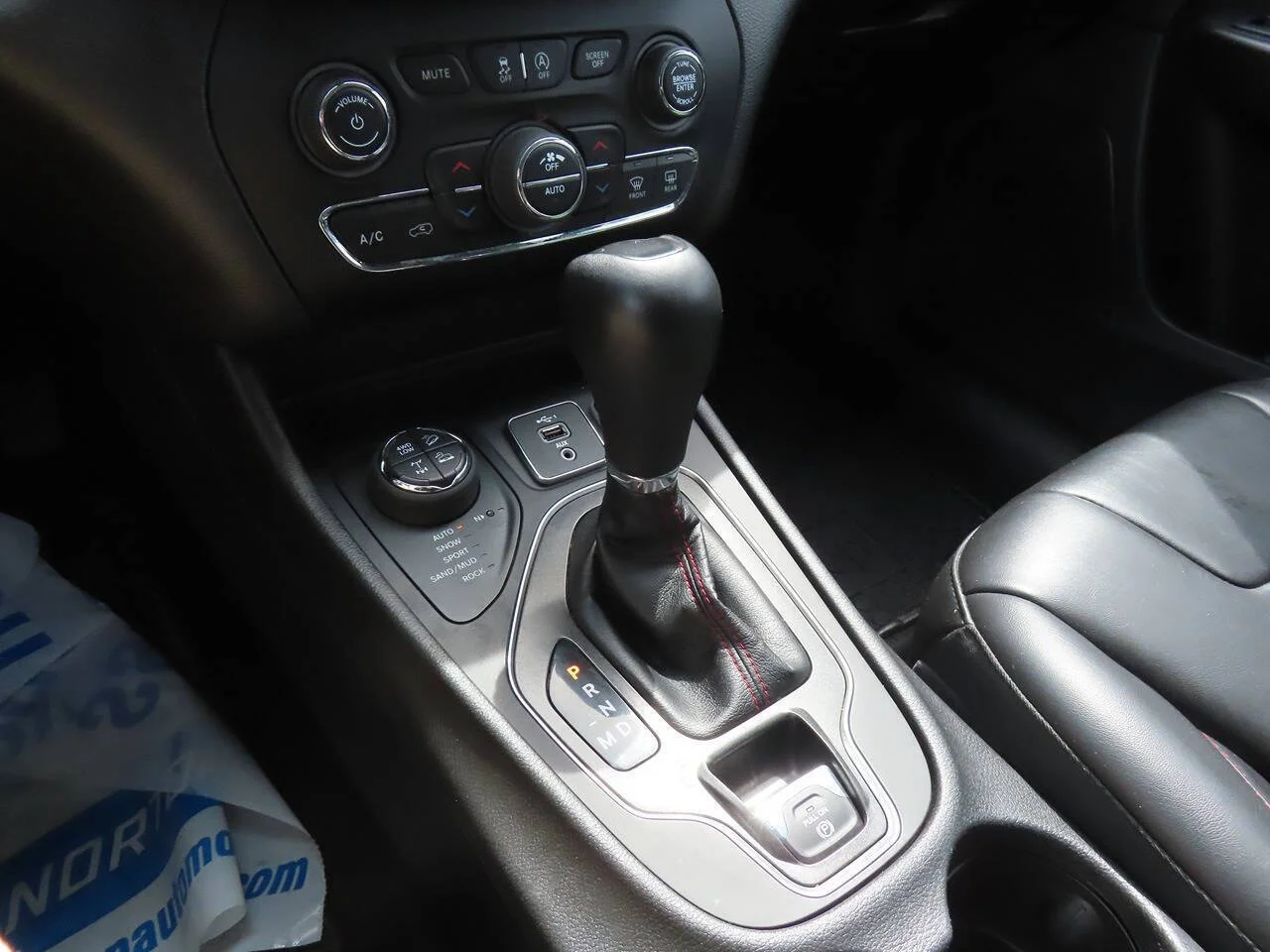 Used 2021 Light Brownstone Pearl Coat Jeep Trailhawk 4x4 4dr SUV image 21