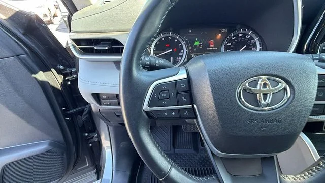 Used 2022 Magnetic Gray Metallic Toyota XLE image 27