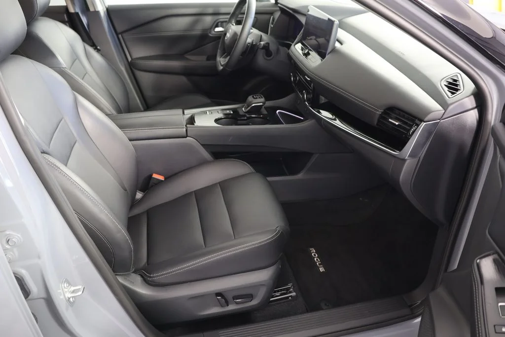 Used 2025 Boulder Gray Nissan SL image 22