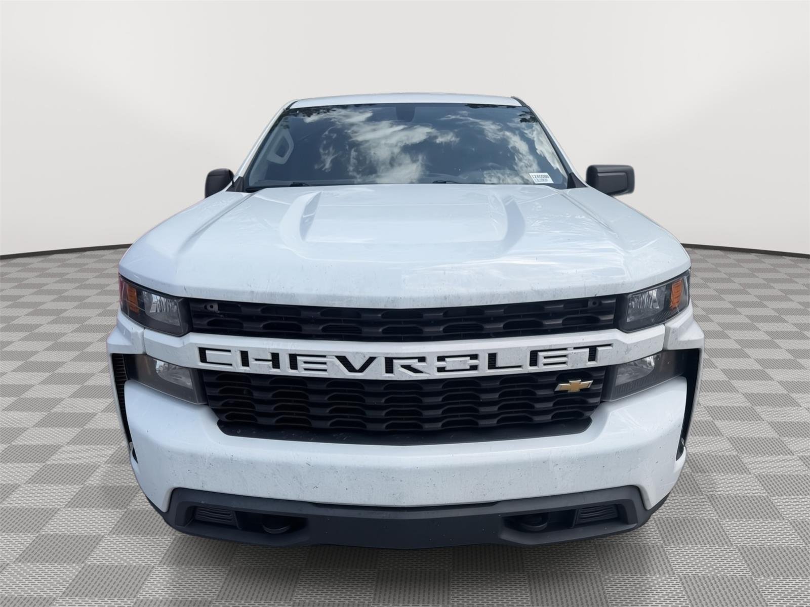 Used 2019 Silver Ice Metallic Chevrolet Custom image 9