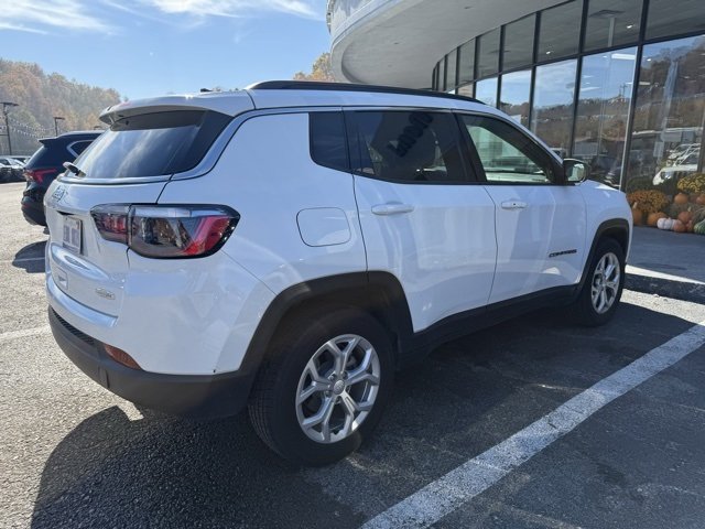 2024 Jeep Compass Latitude photo 3