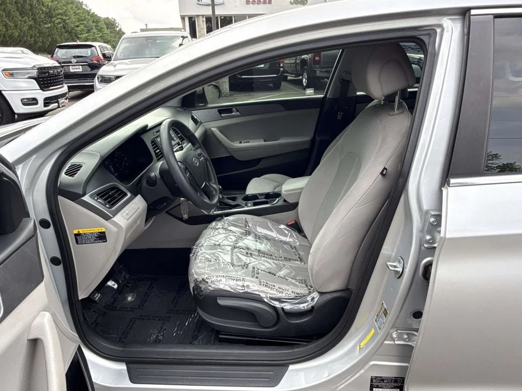 Used 2015 Silver Hyundai SE image 13