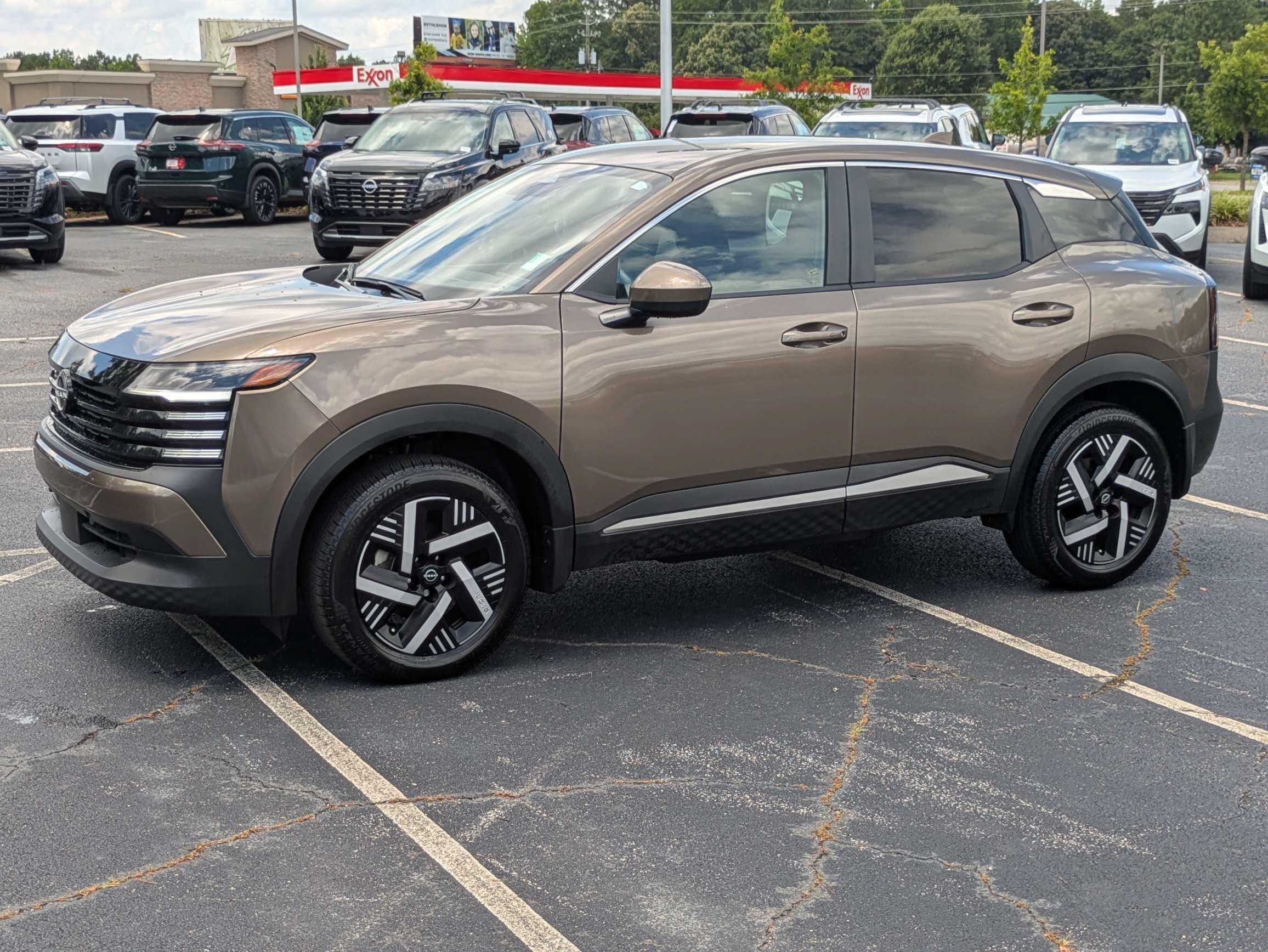 Used 2025 Brown Nissan SV image 7
