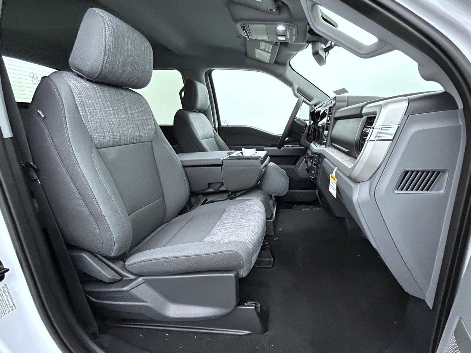 New 2026 Oxford White Ford XLT image 15