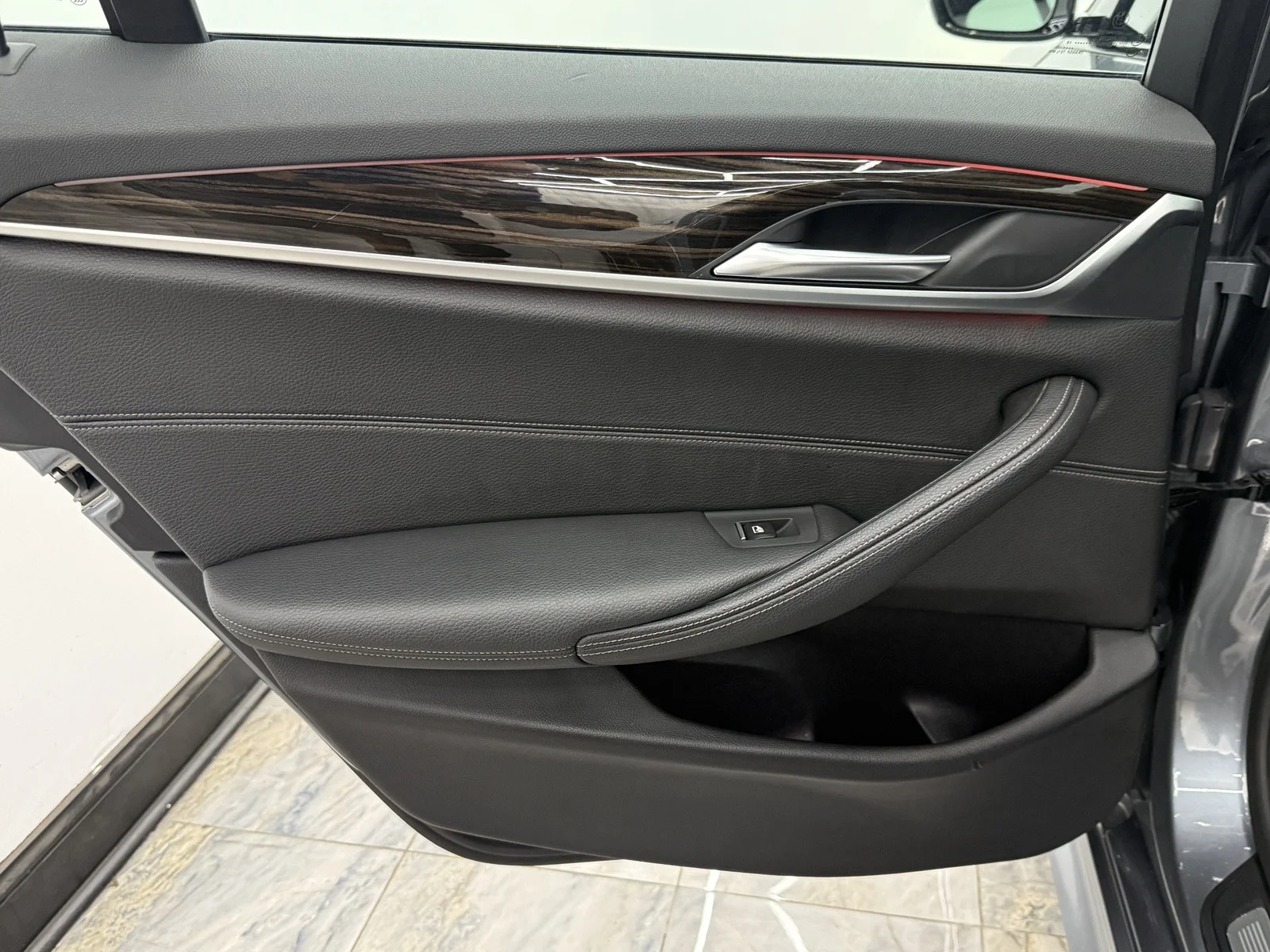 Used 2018 Bluestone Metallic BMW 530e xDrive iPerformance image 38