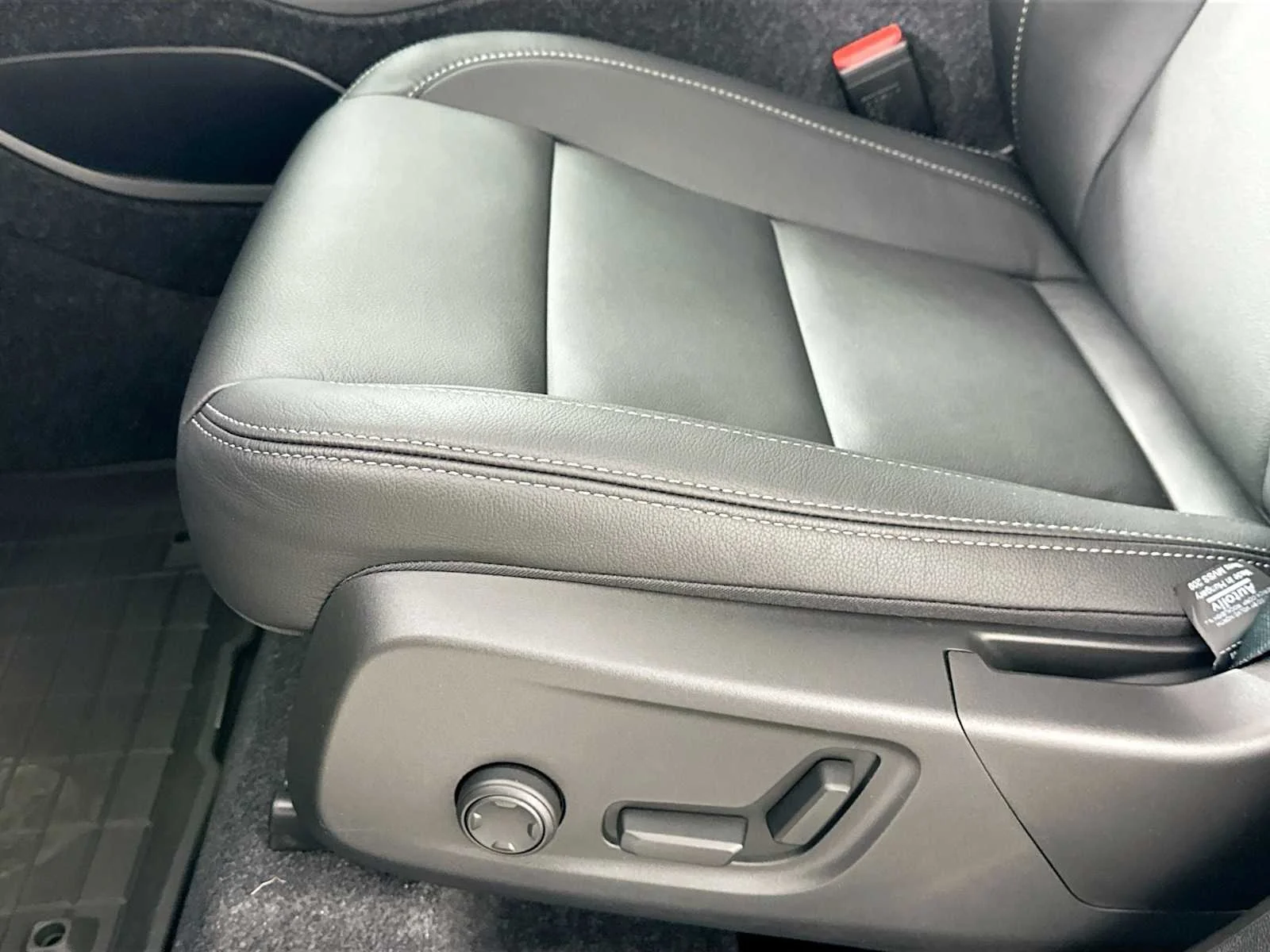 2025 Volvo XC40 Core - Photo 17