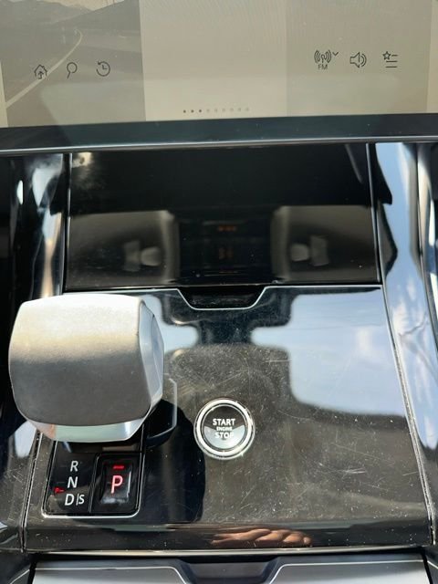 Used 2024 White Land Rover SE image 39