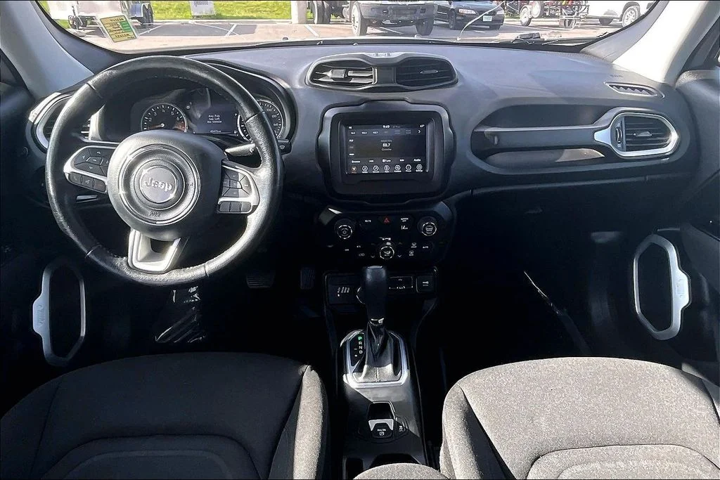 Used 2021 Silver Jeep Latitude image 16