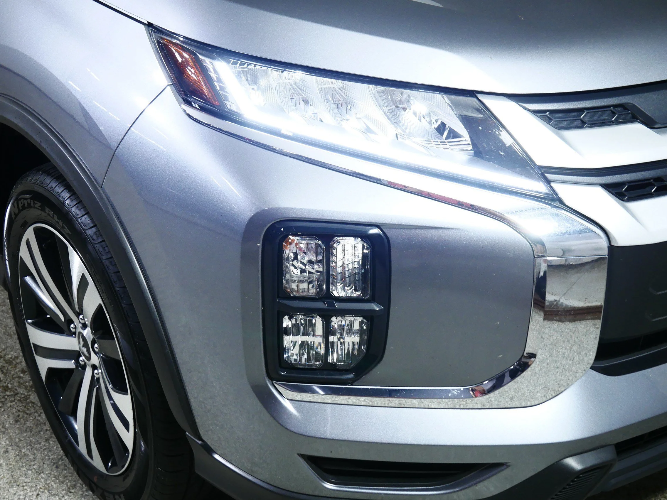 Used 2025 Mercury Gray Metallic Mitsubishi ES image 16