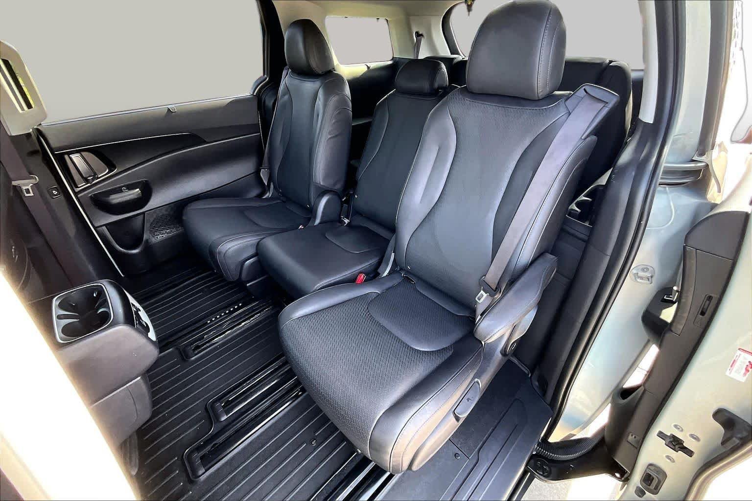 Used 2025 Ivory Silver Kia SX Prestige image 20