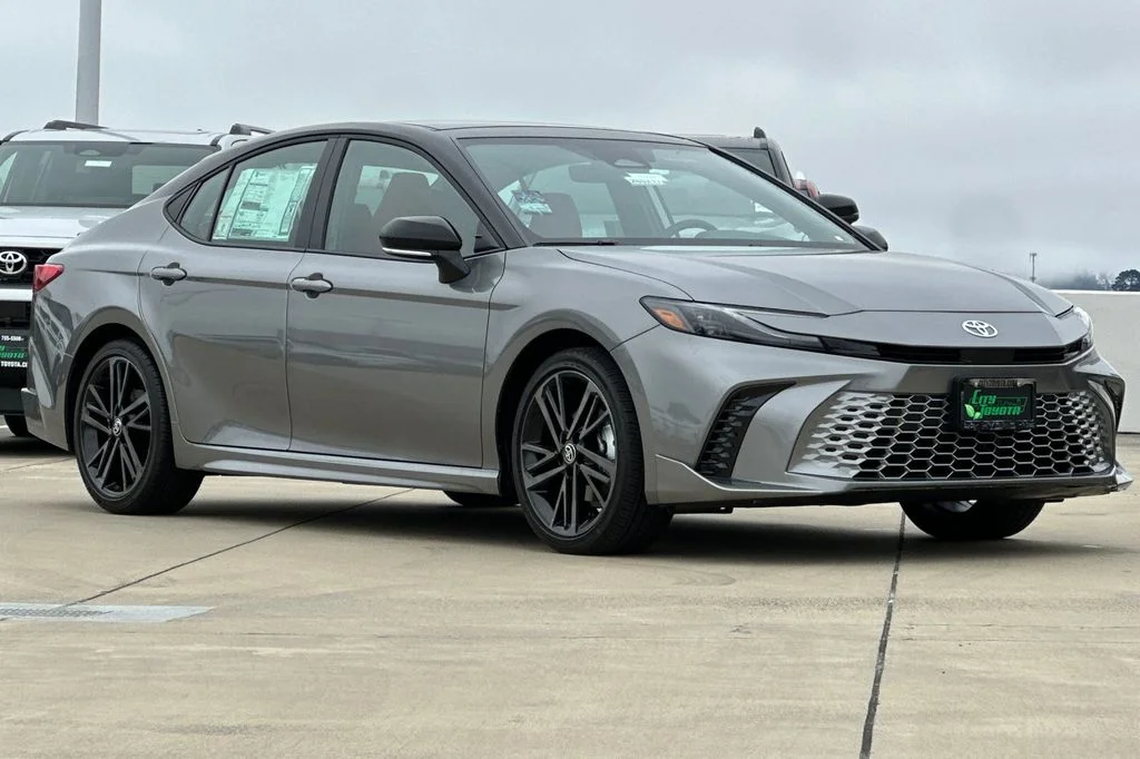 New 2026 Heavy Metal with Midnight Black Metallic roof <sup>1</sup> Toyota  XSE image 2