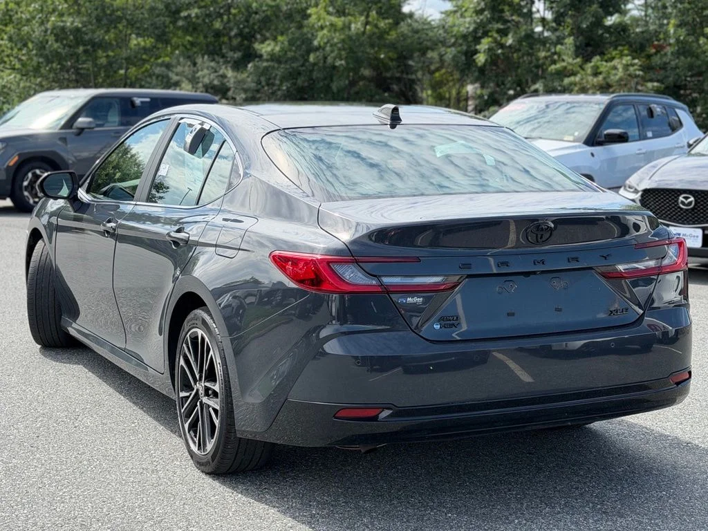 Used 2025  Toyota XLE image 3