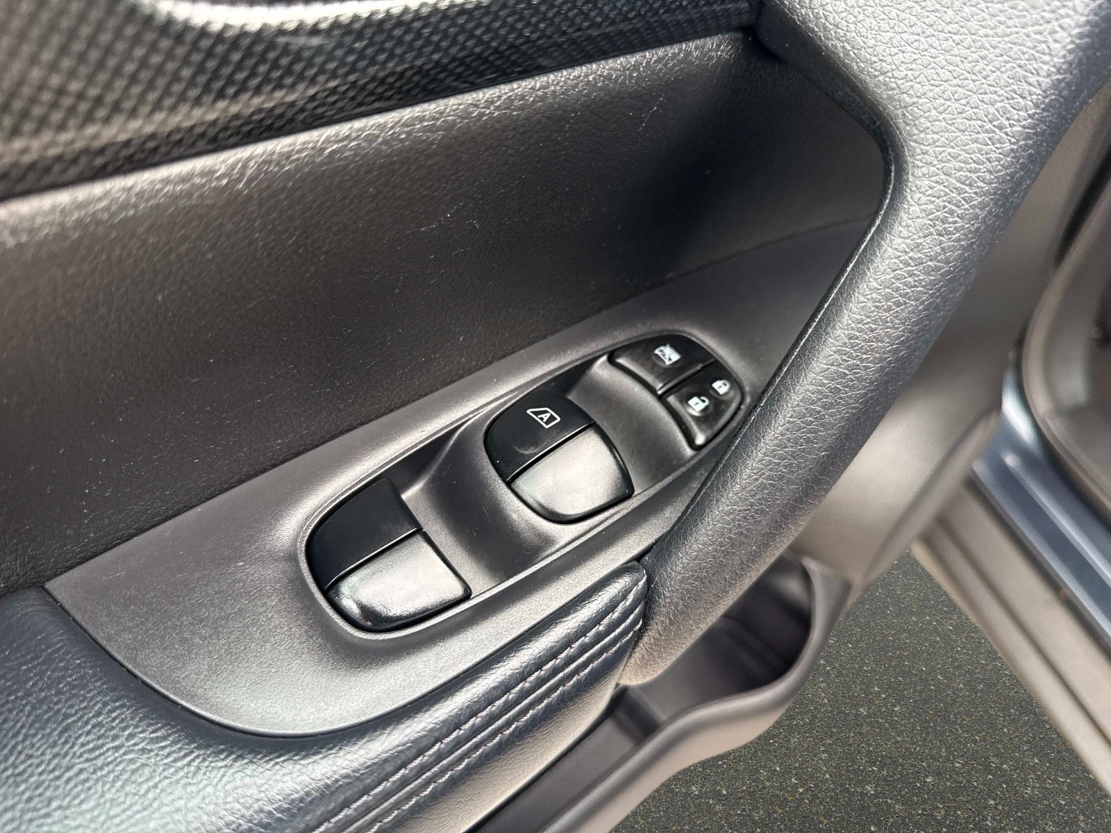 Used 2014 Graphite Blue Nissan SL image 18
