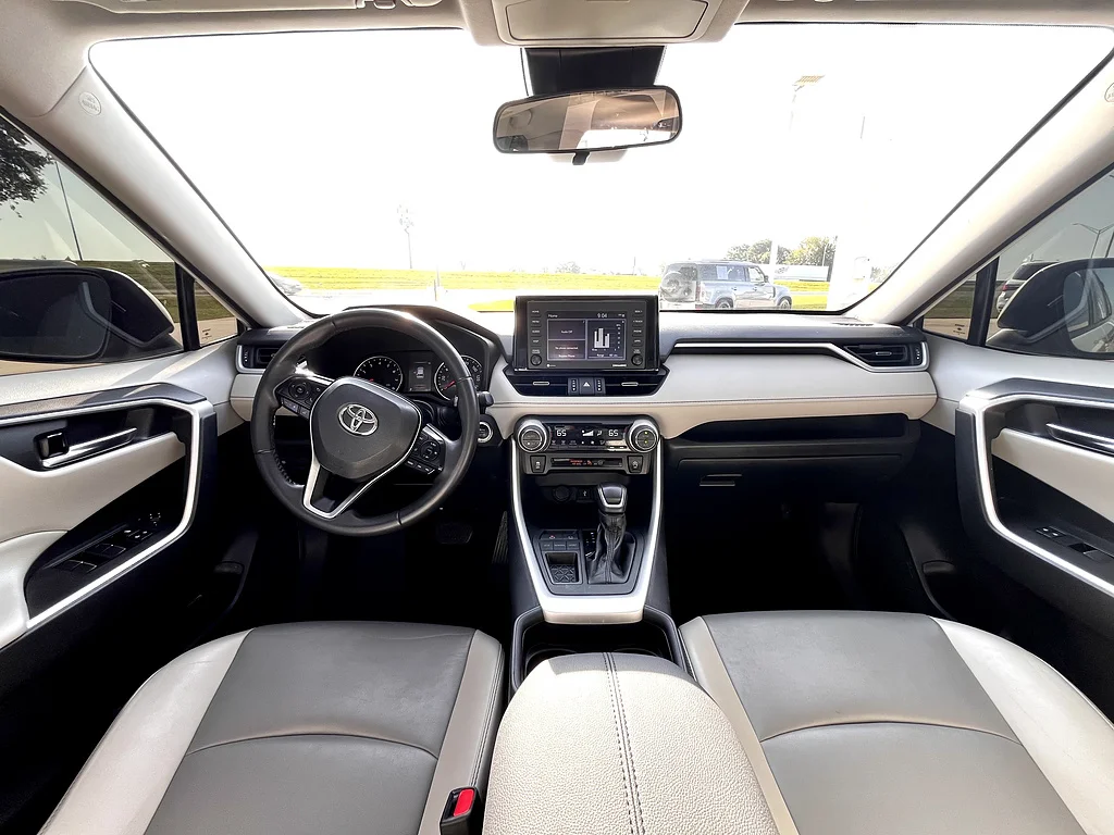 Used 2021 Blizzard Pearl Toyota XLE Premium image 11