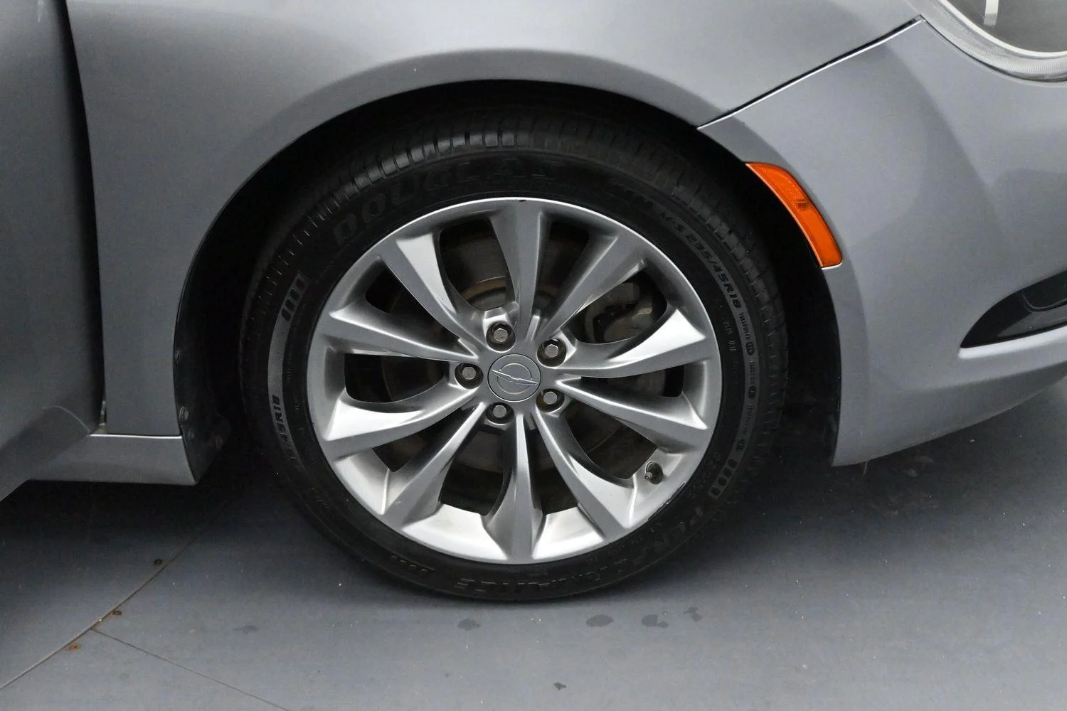 Used 2015 Billet Silver Metallic Clearcoat Chrysler S image 28