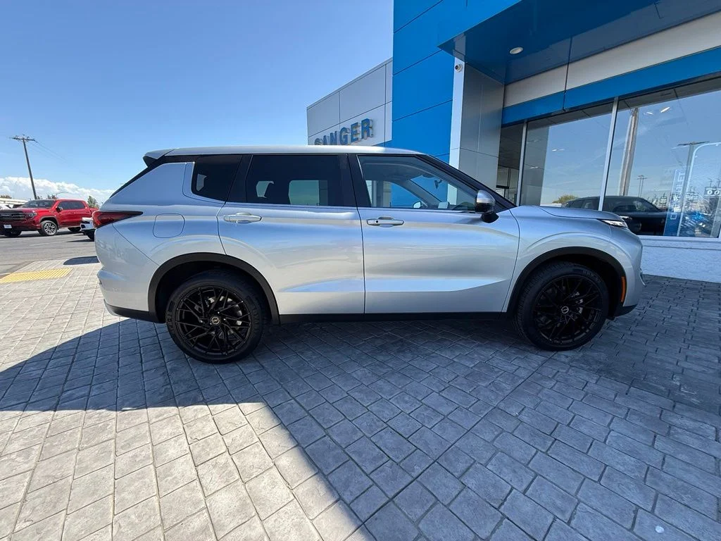 Used 2023 Silver Mitsubishi SE image 15