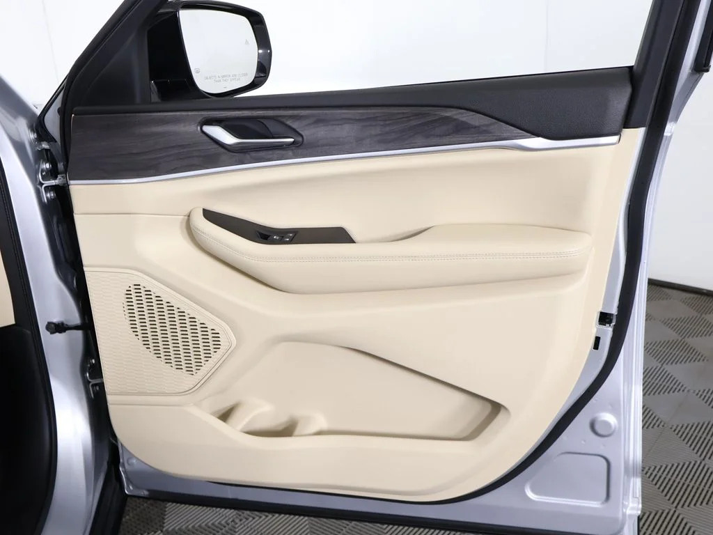 Used 2023 Silver Jeep Limited image 27
