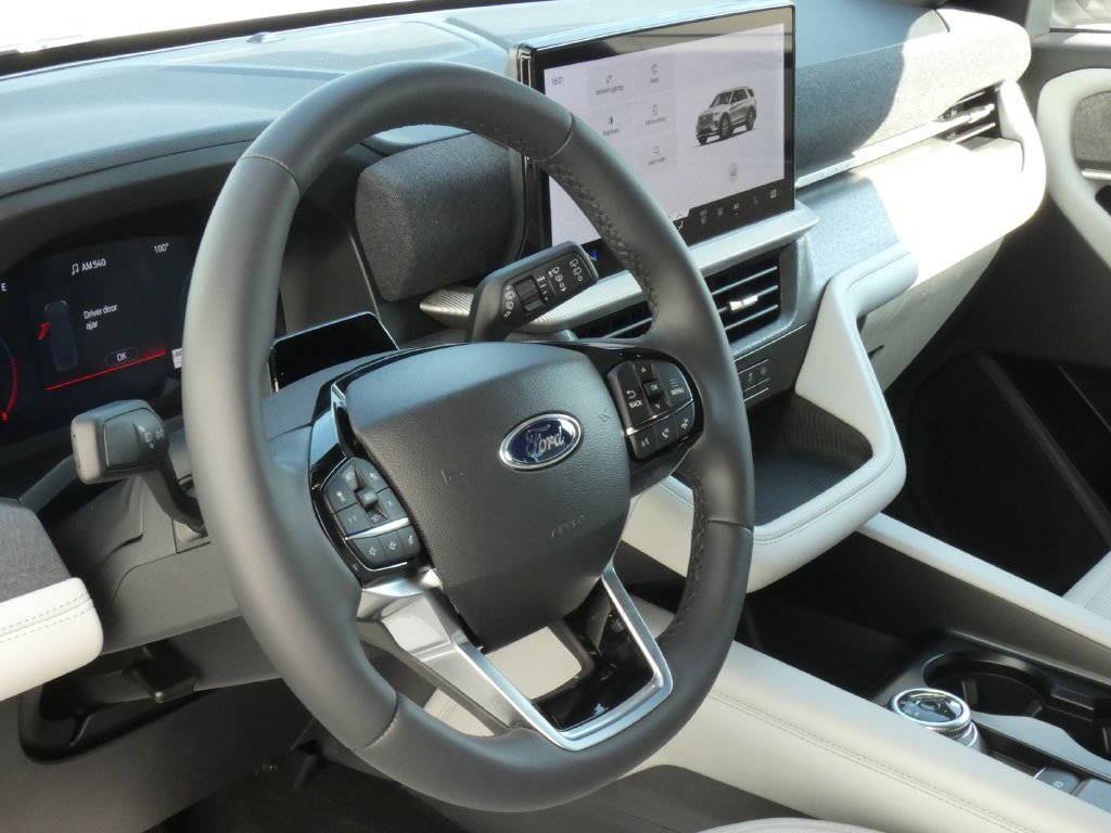 New 2027 Star White Metallic Tri-Coat Ford Platinum™ image 8