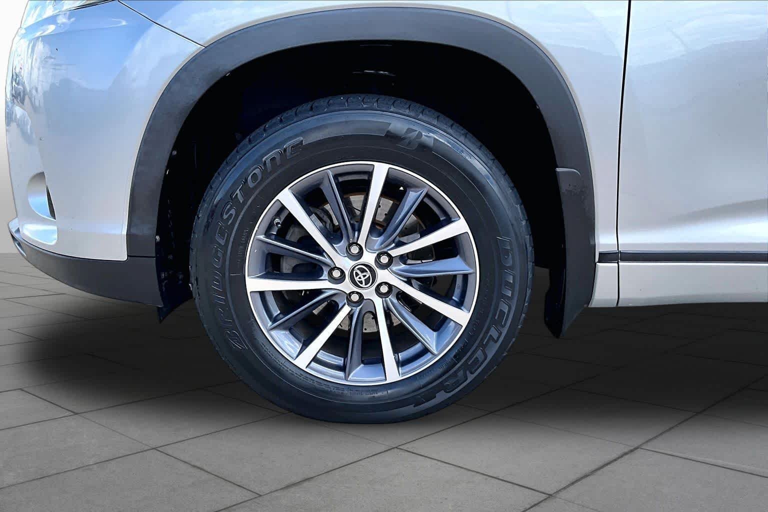 Used 2018 Celestial Silver Metallic Toyota XLE image 11