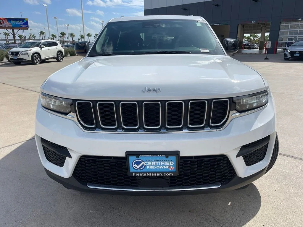 Used 2025 White Jeep Laredo image 3