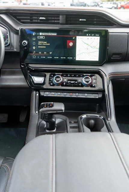 Used 2025  GMC AT4 image 19