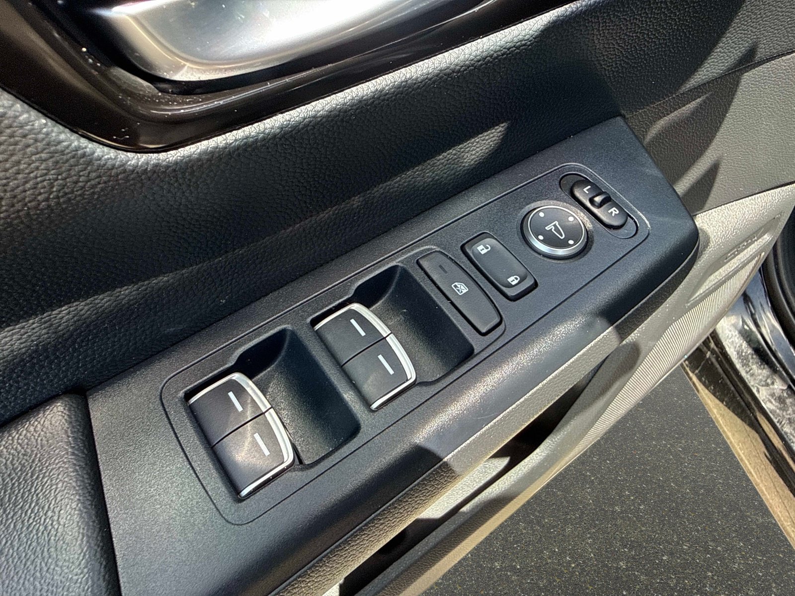 Used 2024 sparkle silver metallic Honda EX-L image 17