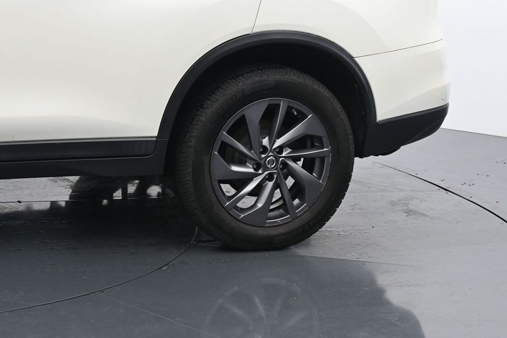 Used 2016 White Nissan SL image 13