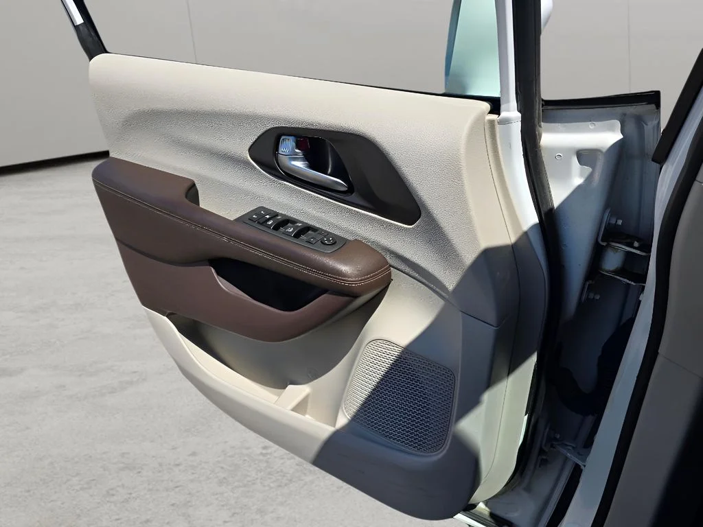Used 2021 Bright White Clearcoat Chrysler Touring image 22