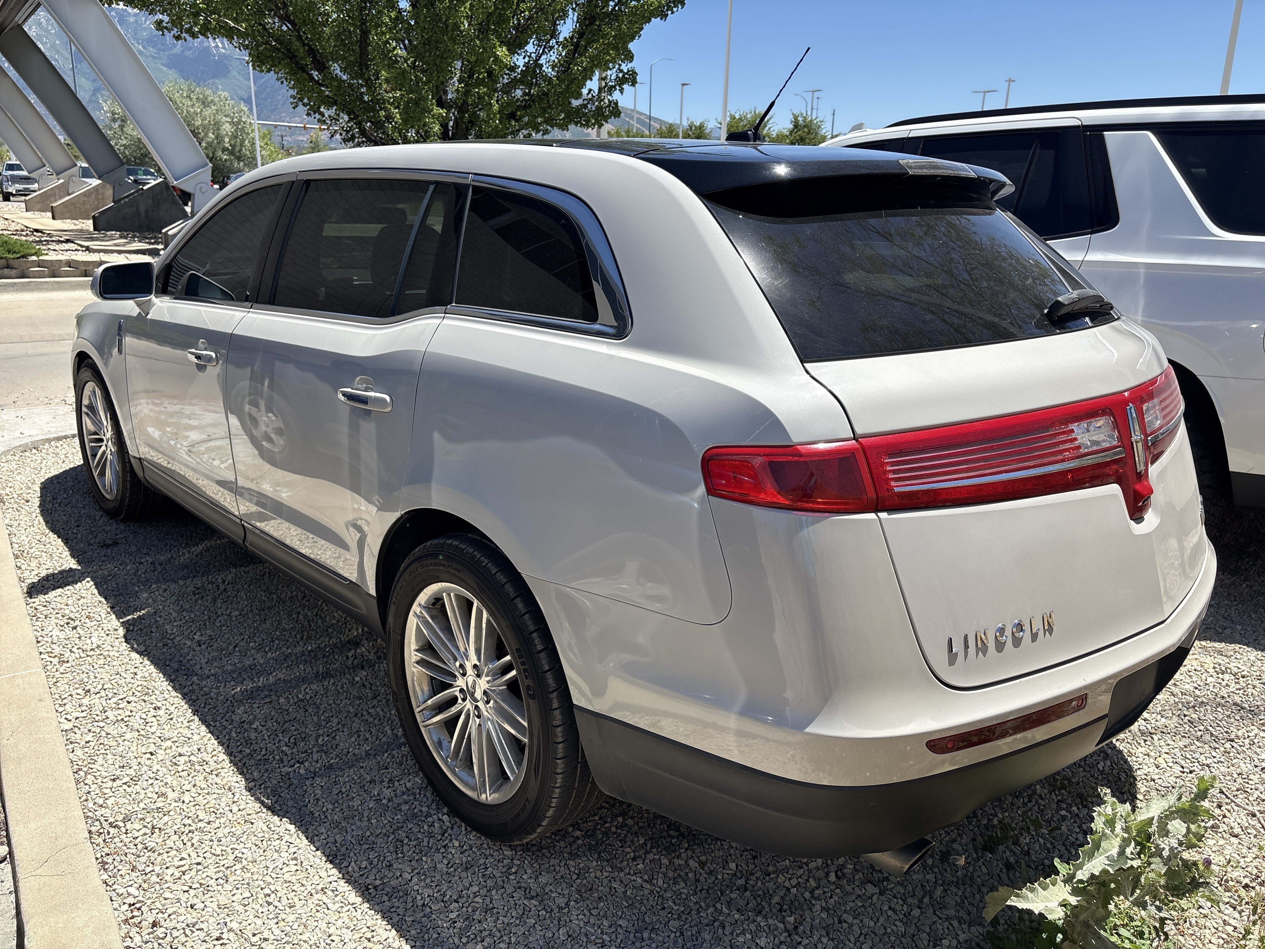 Used 2019 White Lincoln Reserve image 5