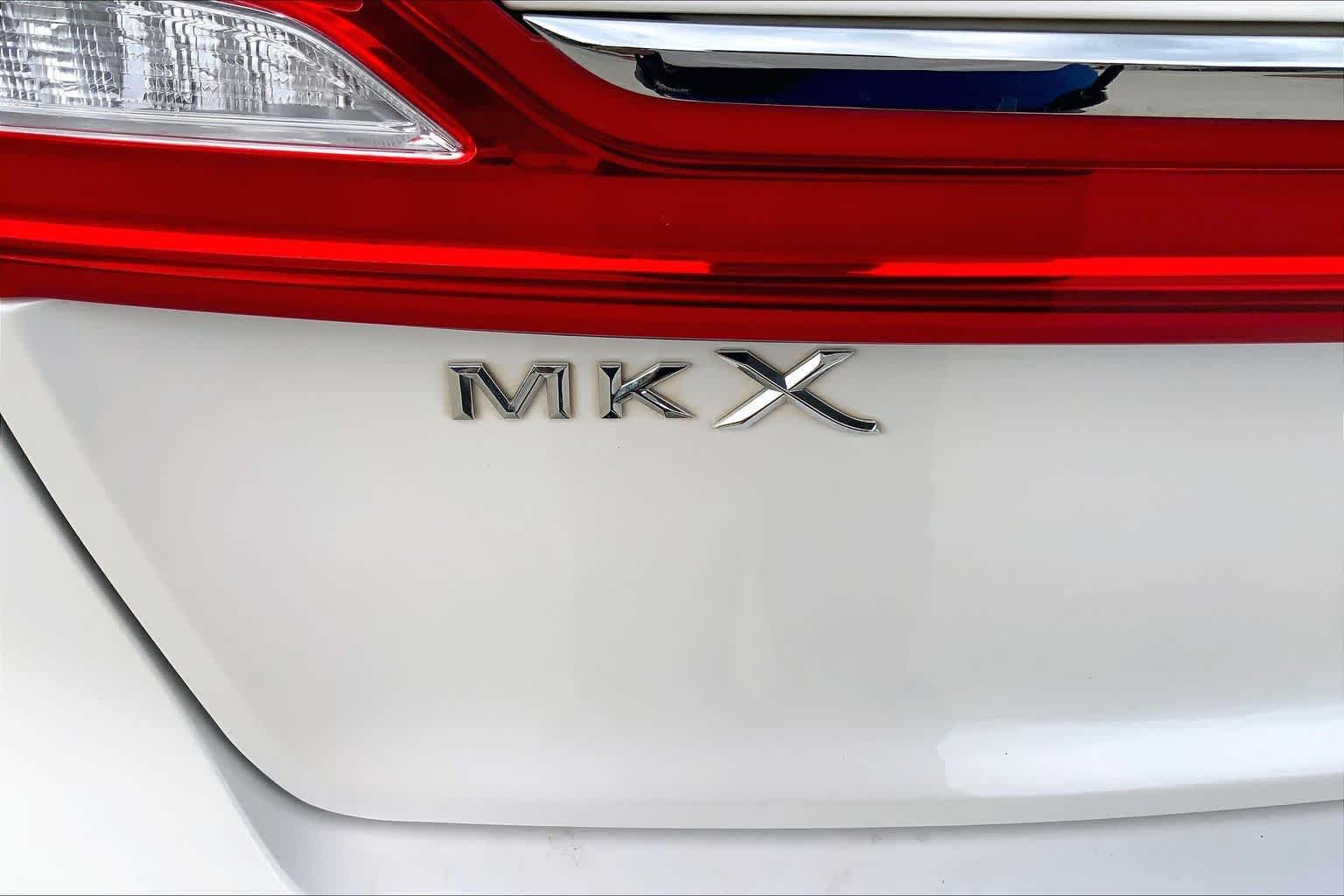 Used 2018 White Platinum Metallic Tri-Coat Lincoln Reserve image 32