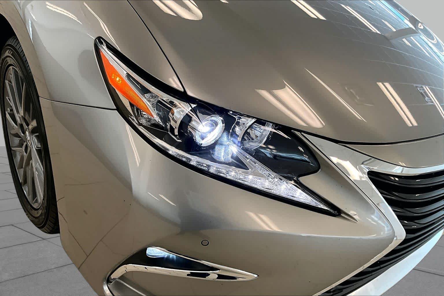 Used 2018 Atomic Silver Lexus  image 25
