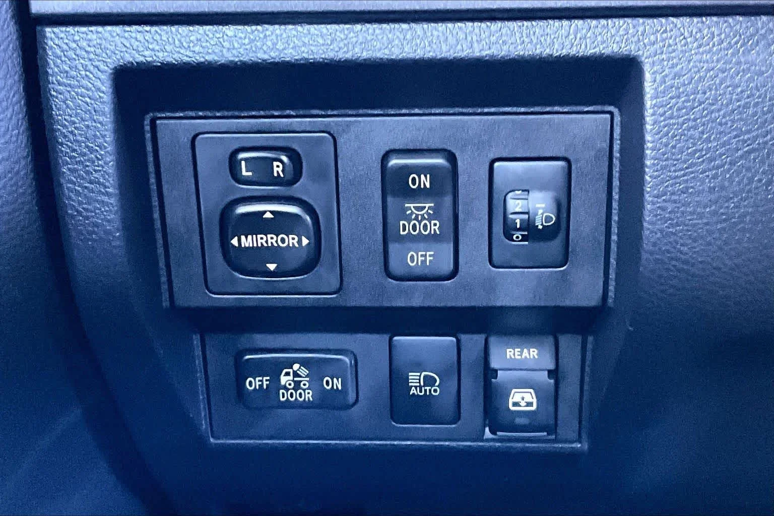 Used 2018 Cement Toyota SR5 image 35