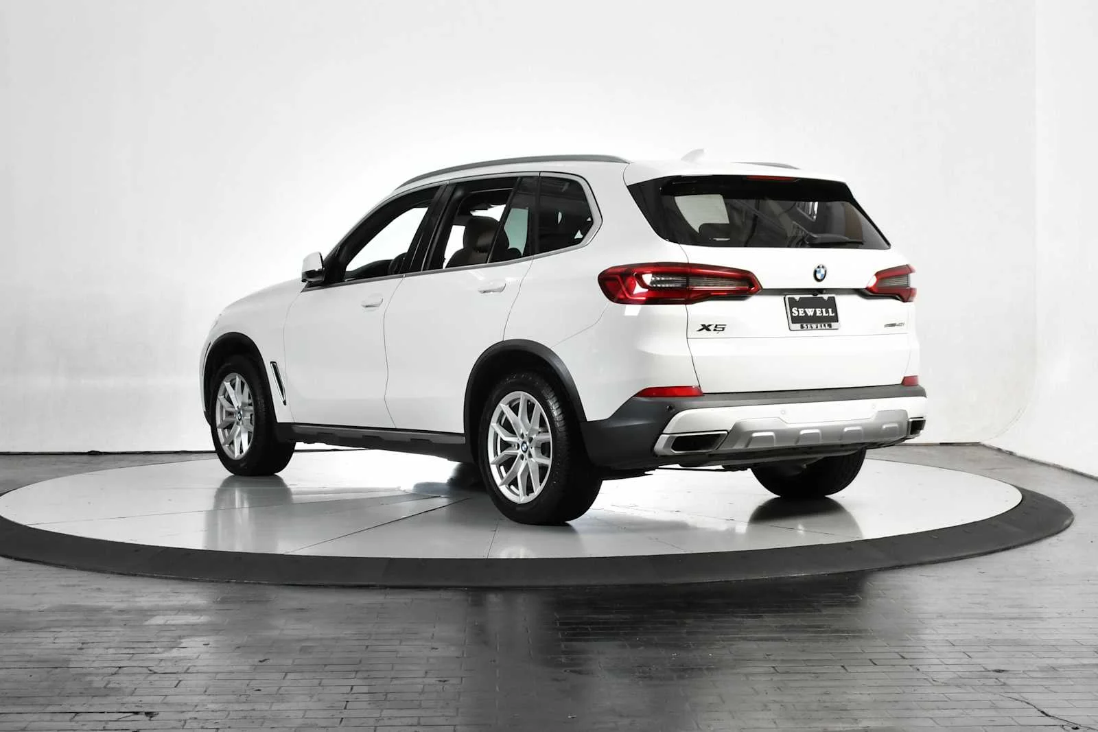 Used 2020 Alpine White BMW sDrive40i image 4