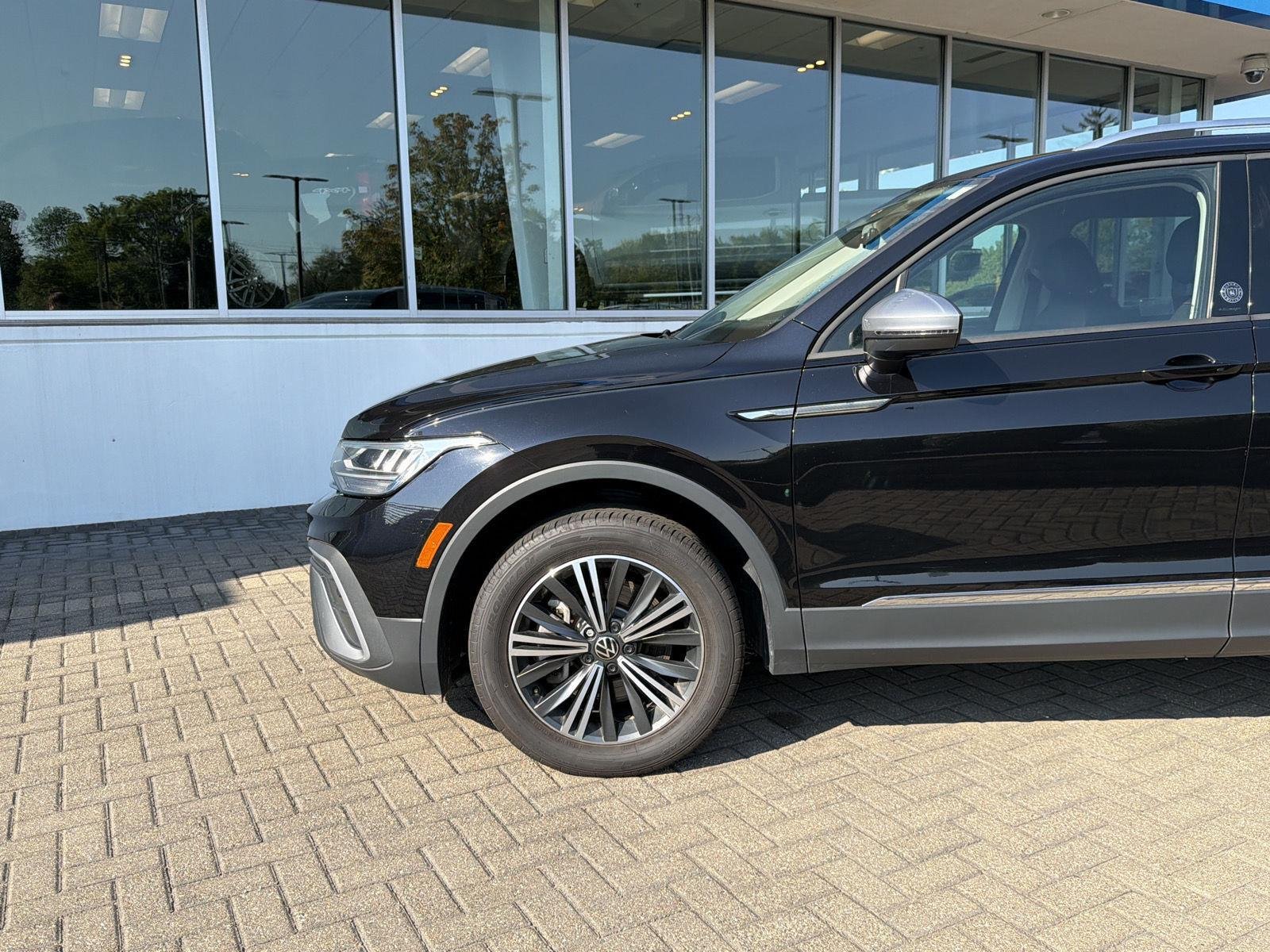 Used 2024 Pure White Volkswagen SE image 9